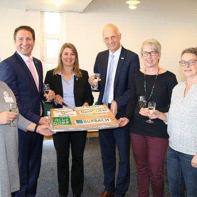 Bild vergr��ern: Bettina Gro�haus-Lutz, Bernhard Baumann, Christa Schuppler, Christoph Ewers, Birgit Meier-Braun und Jutta Schmidt (v.l.n.r.) feierten das zehnj�hrige Bestehen der Senioren-Service-Stellen.