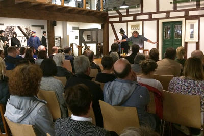 Vor vollen Reihen las G�nter Wirtz �merkW�rdige Geschichten�. 