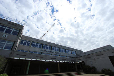 Bild vergr��ern: Unbeeindruckt von Regenwolken l�sst die Gemeinde Wilnsdorf zurzeit das Flachdach des Geb�udeteils A am Wilnsdorfer Gymnasium sanieren.