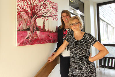 Simone L�hr (r.) wird ab 10. August im Wilnsdorfer Rathaus ausstellen und l�dt gemeinsam mit Wilnsdorfs B�rgermeisterin Christa Schuppler zur Vernissage ein.