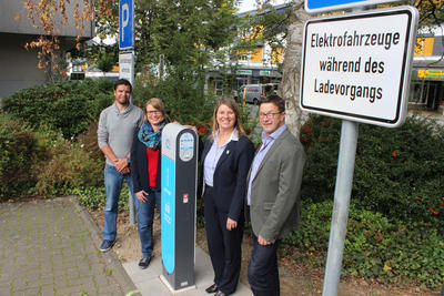 Sie gaben die �ffentliche E-Ladestation am Rathaus Wilnsdorf frei: Fachbereichsleiter Daniel Denkert, Klimaschutzmanagerin Kerstin Riester, B�rgermeisterin Christa Schuppler und innogy-Mitarbeiter Reiner Hirschh�user (vlnr.).