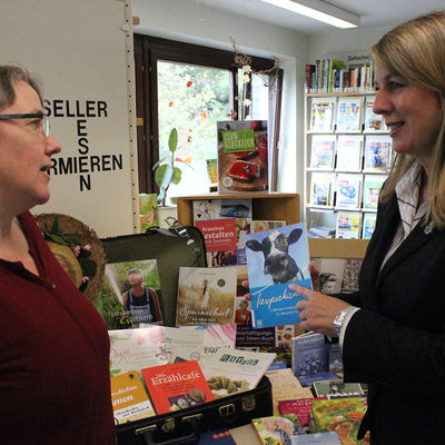 Bild vergr��ern: Bibliotheksleiterin Sabine Flecke (l.) pr�sentiert B�rgermeisterin Christa Schuppler die neuen Medien f�r die Seniorenarbeit.